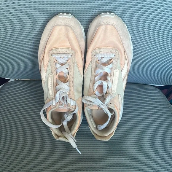 GC Reebok Pink Legacy Runners - Size 7 - Picture 1 of 6